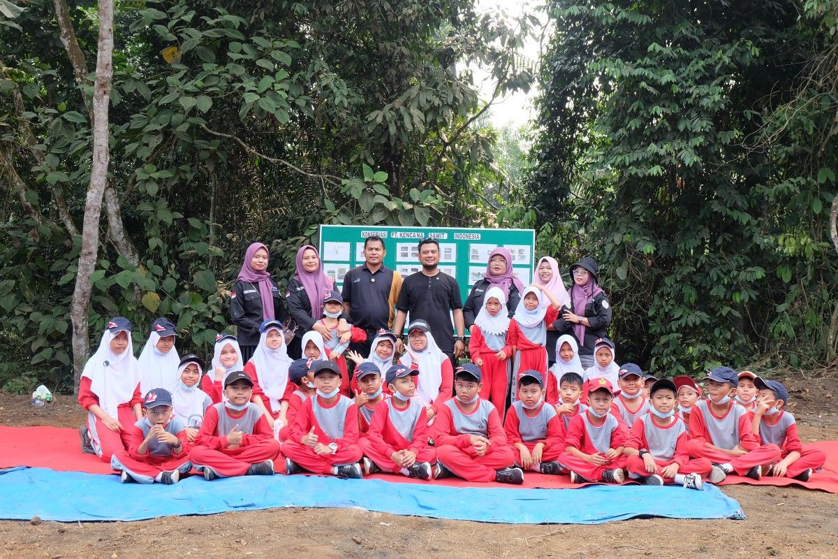 Siswa dan guru peserta sekolah alam yang hadir dalam agenda bersama beberapa awak media berfoto bersama Panji Petualang (tengah) yang hadir sebagai tamu undangan PT KSI pada Rabu (9/9/2026). 