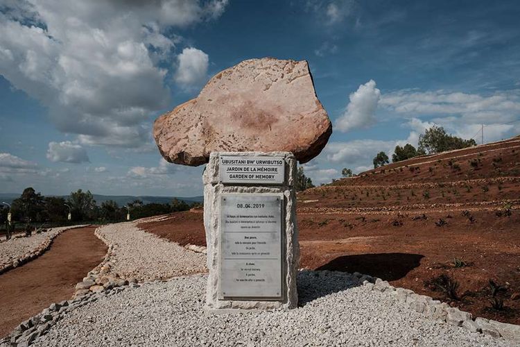 Penampakan sebuah monumen batu setelah peresmian 'Taman Memori' sebagai bagian dari peringatan 25 tahun genosida Rwanda di Memorial Genosida Nyanza, di Kigali, Rwanda, Senin (8/4/2019). Seperempat abad setelah sejarah kelam itu, kini perekonomian Rwanda sudah jauh membaik dan pada 2016 ditetapkan menjadi negeri kedua terbaik di Afrika sebagai tujuan bisnis.