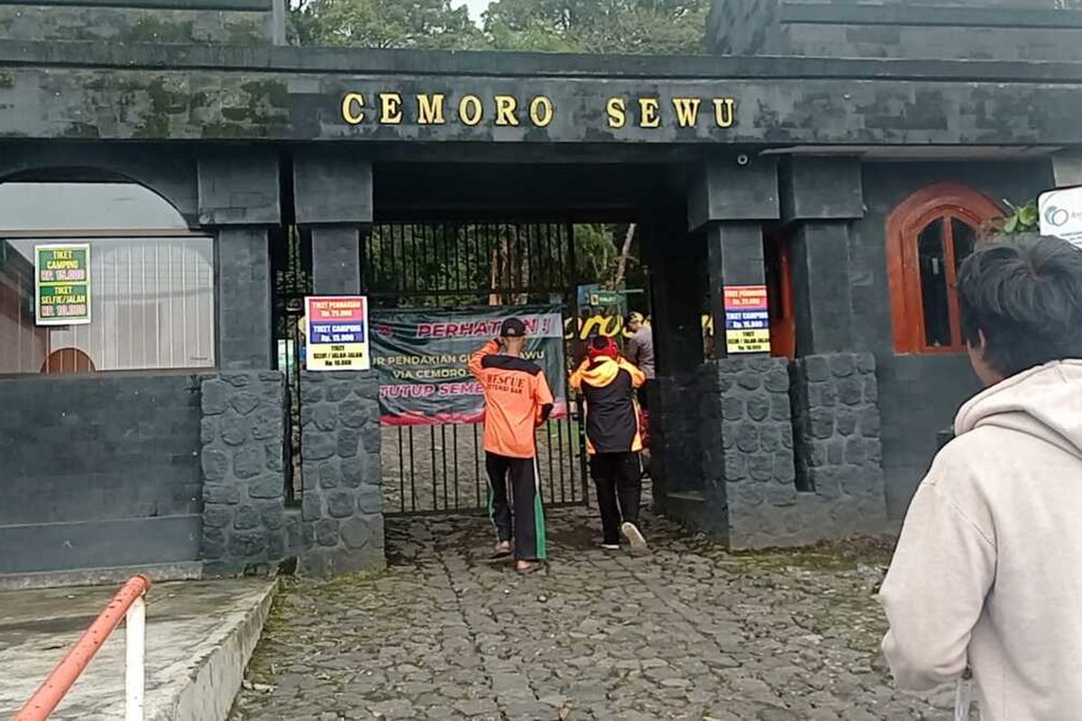 Jalur pendakian ke puncak Gunung Lawu via pos pendakian Cemoro Sewu dan Singolangu Kabupaten Magetan, Jawa Timur kembali dibuka hari ini. Dengan adanya pendai diharapkan ada informasi terkait keberadaan pendaki yang hilang saat melakukan ritual di puncak Gunung Lawu.