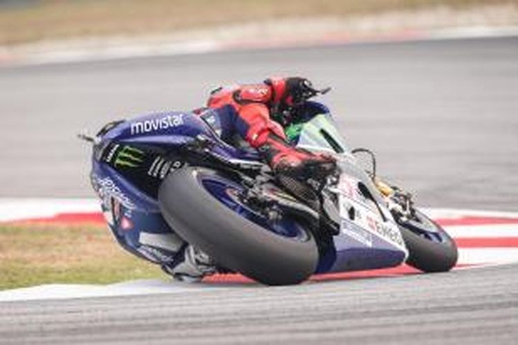 Pebalap Movistar Yamaha asal Spanyol, Jorge Lorenzo, memacu motornya pada sesi latihan bebas kedua GP Malaysia di Sirkuit Sepang, Jumat (23/10/2015).