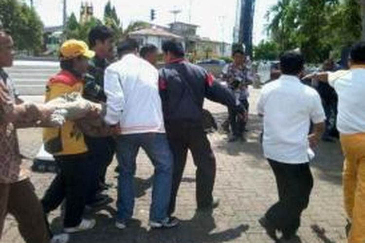 Ketua KONI Bone sekaligus Bendahara Umum Partai Golkar mendadak pingsan yang akhir tewas saat mendengarkan sambutan Bupati Bone, Sulawesi Selatan. Jumat, (03/10/2014).