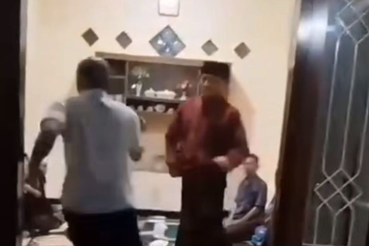 Detik-detik pelaku saat membacok korban di rumahnya 