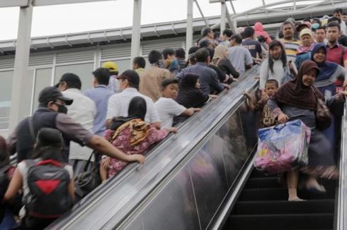 Eskalator di JPO Stasiun Tanah Abang Beroperasi Normal Senin Depan