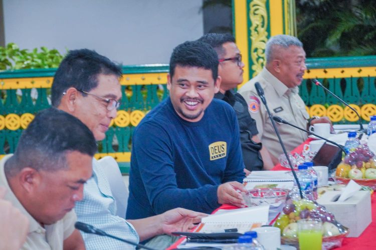 Bobby Nasution dalam Rapat Program Kegiatan Gotong Royong dan Normalisasi Sungai Deli.