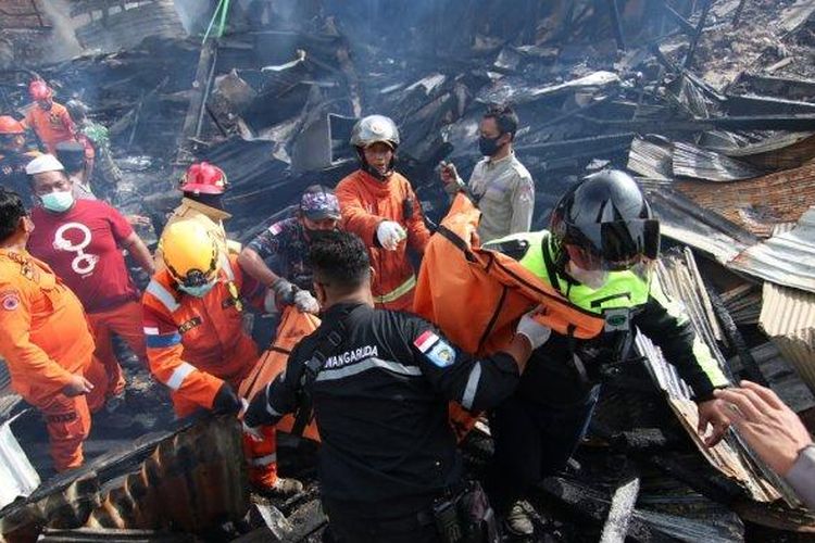 Proses evakuasi korban peristiwa kebakaran di Jalan Soekarno Hatta KM 02 RT 13 Kelurahan Muara Rapak, Balikpapan Utara, Kota Balikpapan, Kaltim, Selasa (8/3/2022).