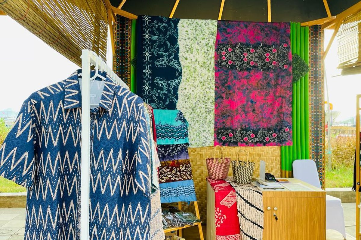 ejumlah produk UMKM binaan PT Hutama Karya yang dipamerkan dalam Rumah BUMN SME?s HUB rangkaian dari Side Event KTT Asean 2023 yang diadakan selama lima hari mulai 9 hingga 13 Mei 2023 di Marina Waterfront, Labuan Bajo, Nusa Tenggara Timur (NTT).