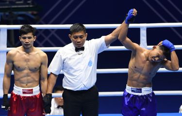 Wasit mengangkat tangan petarung Indonesia Riyan Jefri Hamonangan Lumbanbatu (kanan) tanda kemenangan atas petarung Thailand Jakkrit Kongtook (kiri) dalam babak final nomor K-1 60 kilogram putra cabang Kickboxing SEA Games 2025 Thailand di John Paul II Sports Center Assumption University, Bangkok, Selasa (16/12/2025). Riyan meraih emas setelah mengalahkan Jakkrit dengan skor 2-1 di babak tersebut, sementara dua medali perunggu masing-masing diraih oleh Jomar Balangui dari Filipina dan Hoang Gia Dai dari Vietnam. ANTARA FOTO/Muhammad Ramdan/app/nz