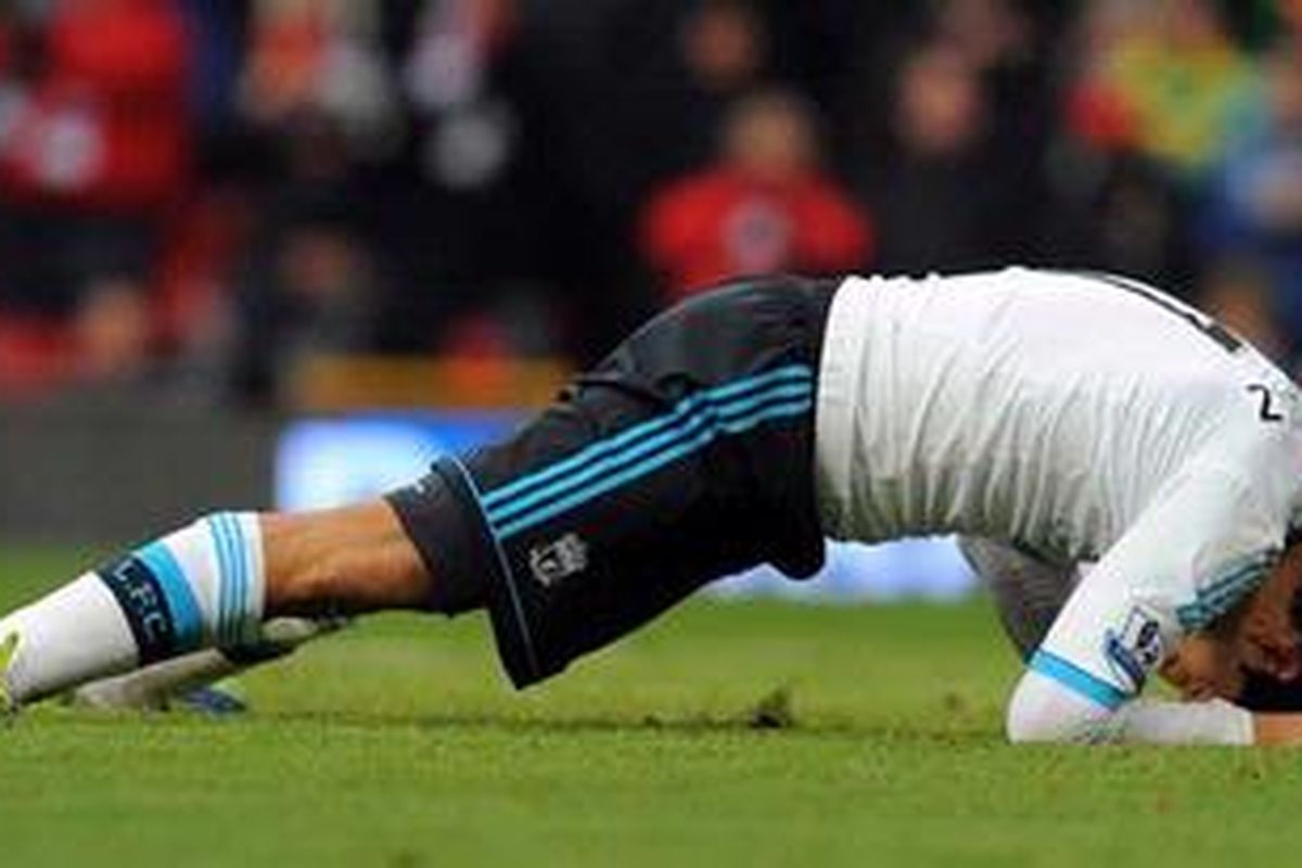 Ekspresi penyerang Liverpool, Luis Suarez, setelah gagal memaksimalkan sebuah peluang mencetak gol, pada laga Premier League melawan Manchester United, di Old Trafford, Sabtu (11/2/2012).