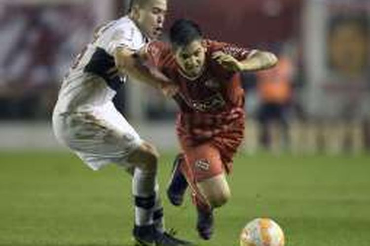 Penyerang muda Independiente, Martin Benitez (kanan), berupaya melewati hadangan pemain Olimpia, pada laga Copa Sudamericana 2015, di Stadion Libertadores de America, 16 September 2015.