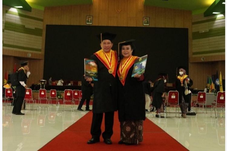 Pasangan suami istri raih gelar doktor dan diwisuda bersama. 