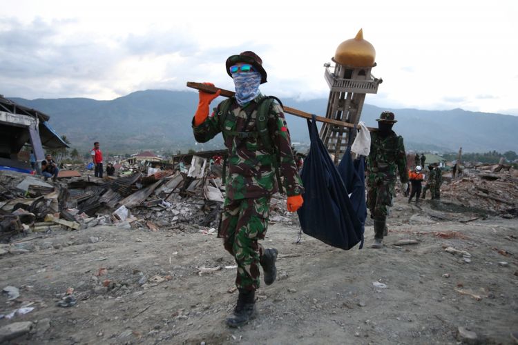 Anggota TNI menemukan jenasah korban gempa bumi di Perumnas Balaroa, Palu, Sulawesi Tengah, Sabtu (6/10/2018). Gempa bumi Palu dan Donggala bermagnitudo 7,4 mengakibatkan sedikitnya 925 orang meninggal dunia dan 65.733 bangunan rusak.