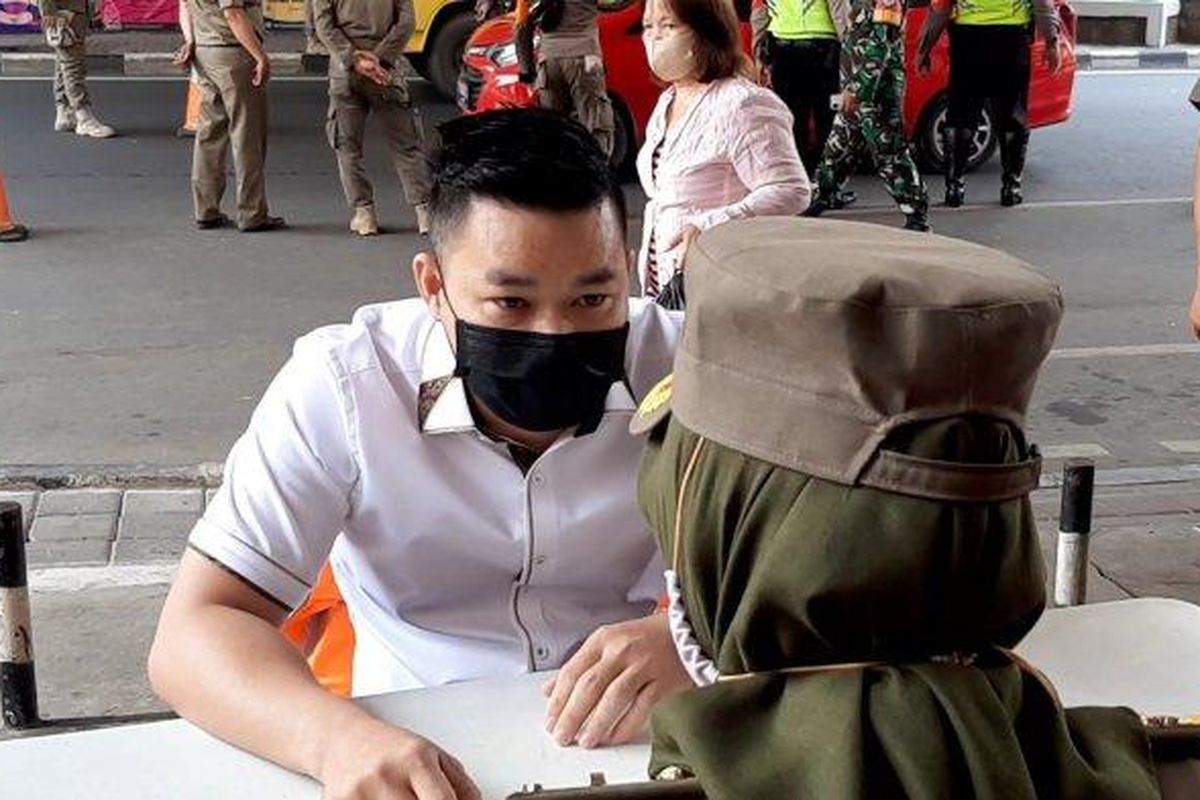 Pedagang emas di Pasar Baru, Jakarta Pusat, memarahi Satuan Polisi Pamong Praja, pada Selasa (22/9/2020).