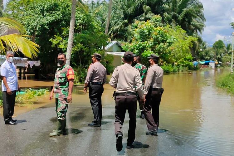 Petugas gabungan siaga di lokasi banjir di permukiman warga Desa Pematang Berangan, Kecamatan Rambah, Kabupaten Rokan Hulu, Riau, Rabu (24/8/2022).