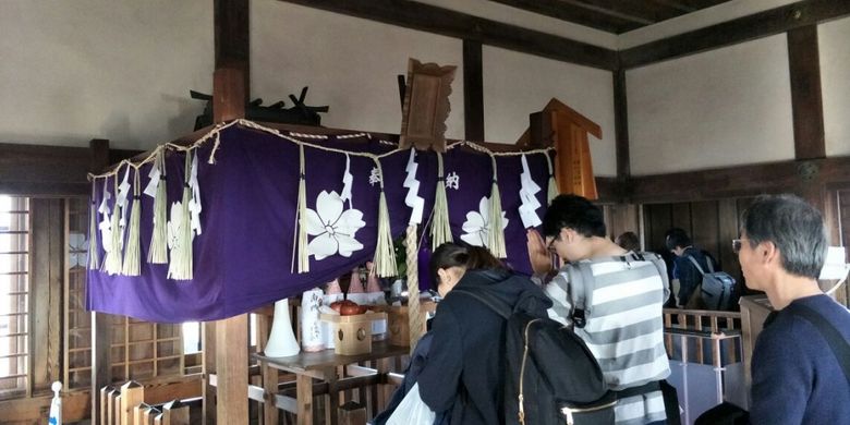 Wisatawan berdoa di lantai teratas atau puncak Himeji Castle di Kota Himeji, Prefektur Hyogo, Jepang, Minggu (4/3/2018).