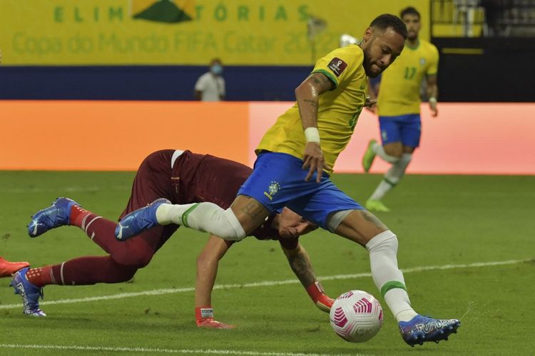 Neymar saat hendak mencetak gol dalam pertandingan Brasil vs Uruguay pada lanjutan Kualifikasi Piala Dunia 2022 Zona Conmebol di Amazon Arena, Jumat (15/10/2021) pagi WIB.