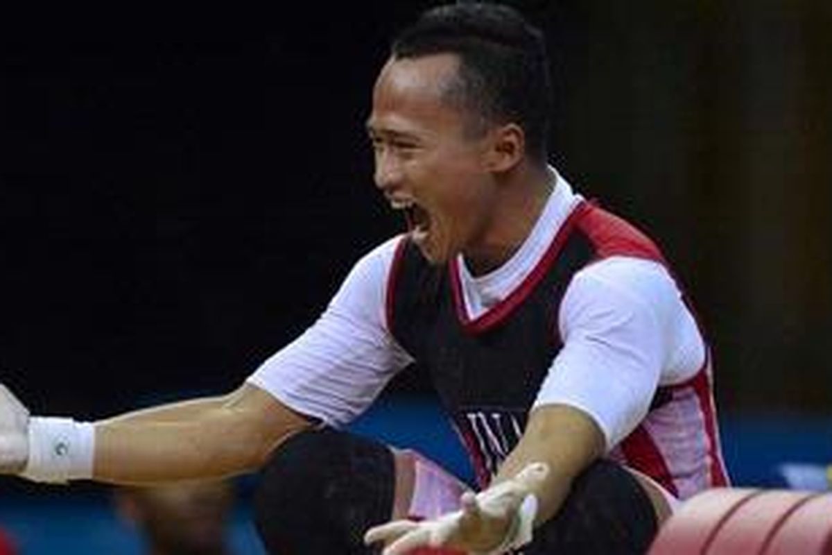 Lifter Indonesia, Triyatno, merayakan keberhasilannya meraih medali perak kelas 69 Kg Olimpiade London 2012, Selasa (31/7/2012), di The Excel Centre, London.