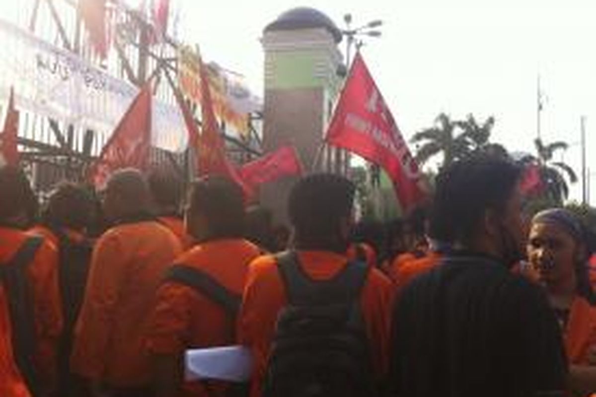 Unjuk rasa menolak pengesahan RUU Pilkada di depan Gedung DPR RI, Jalan Gatot Subroto, Jakarta Pusat, Kamis (25/9/2014)