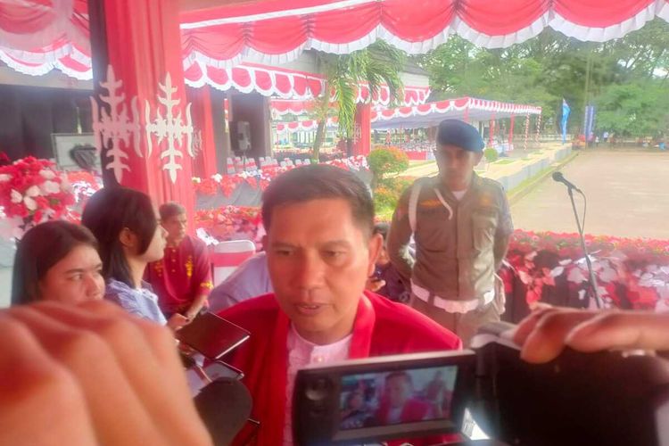 Penjabat Wali Kota Ambon Bodewin Wattimena saat memberikan keterangan kepada wartawan di Tribun Lapangan Merdeka Ambon, Rabu (7/9/2022)
