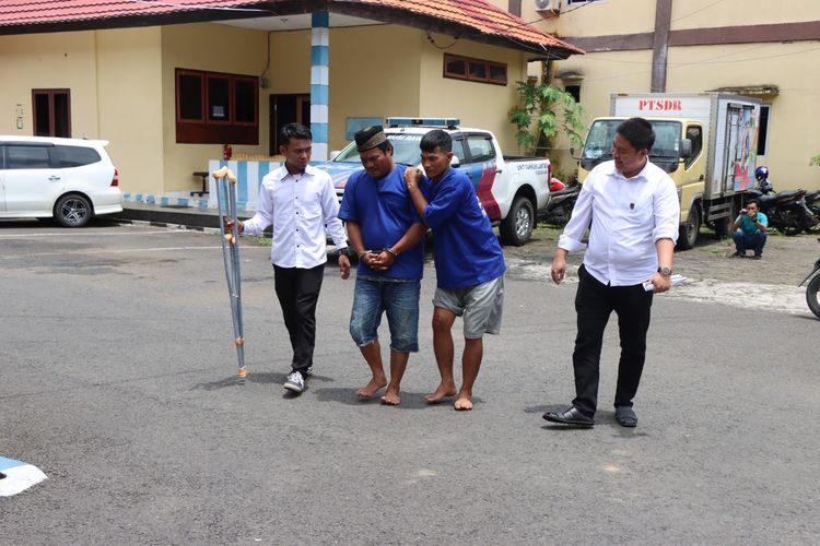 Sudirman (40) dan Candra Irawan (42) pelaku pembunuhan terhadap Hendri (40) ketika berada di Polres Musi Rawas, Sumatera Selatan, Senin (24/10/2022). Hendri dibunuh lantaran marah ditagih utang oleh pelaku sampai mereka terlibat pertengakran hingga menyebabkan korban tewas ditusuk.