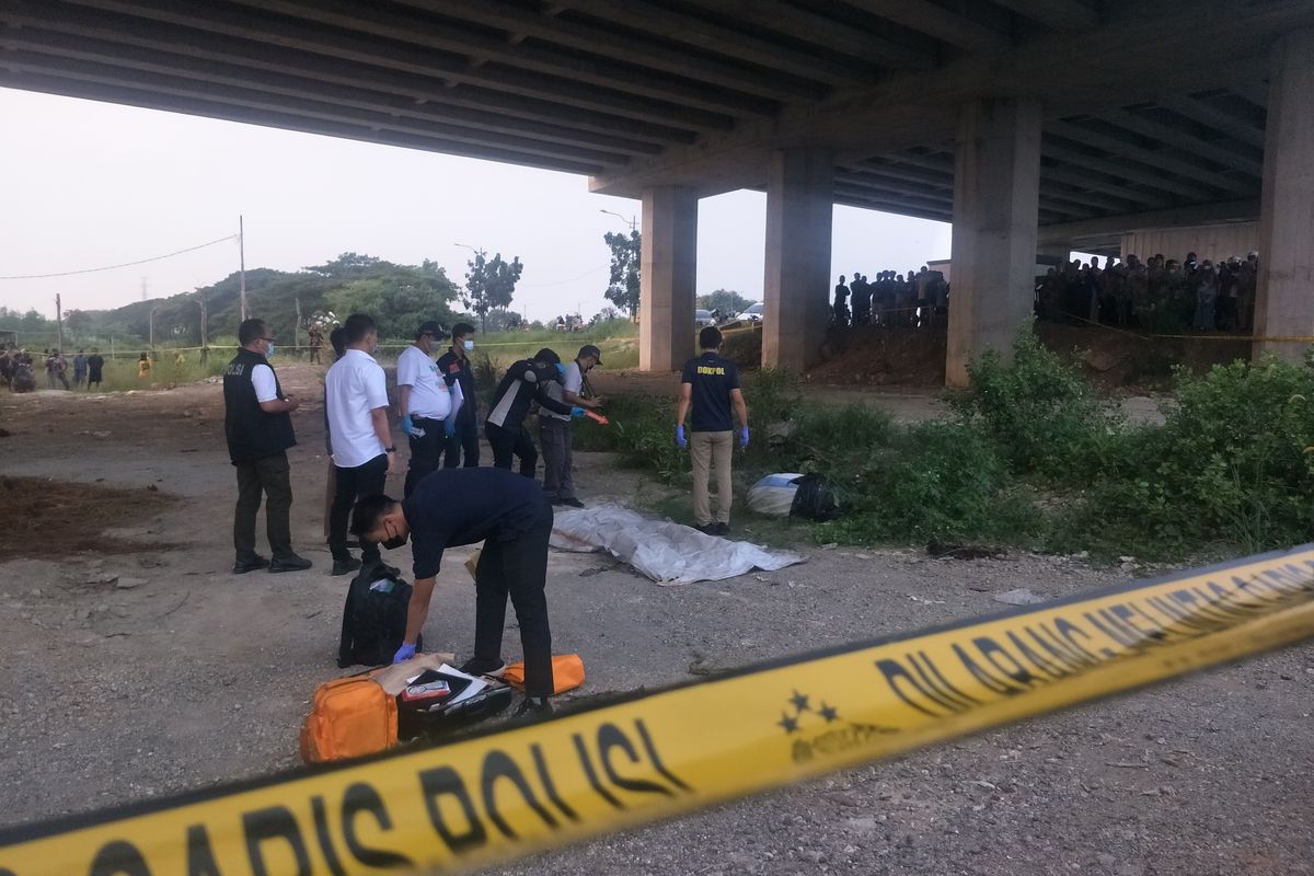 Jasad manusia terbungkus karung ditemukan di kolong Tol Cibitung - Cilincing kawasan Marunda, Jakarta Utara, Sabtu (27/5/2023).