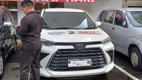 Cek TPS di Kalibata City, Bawaslu Masih Temukan Mobil Ditempel Stiker Capres-Cawapres