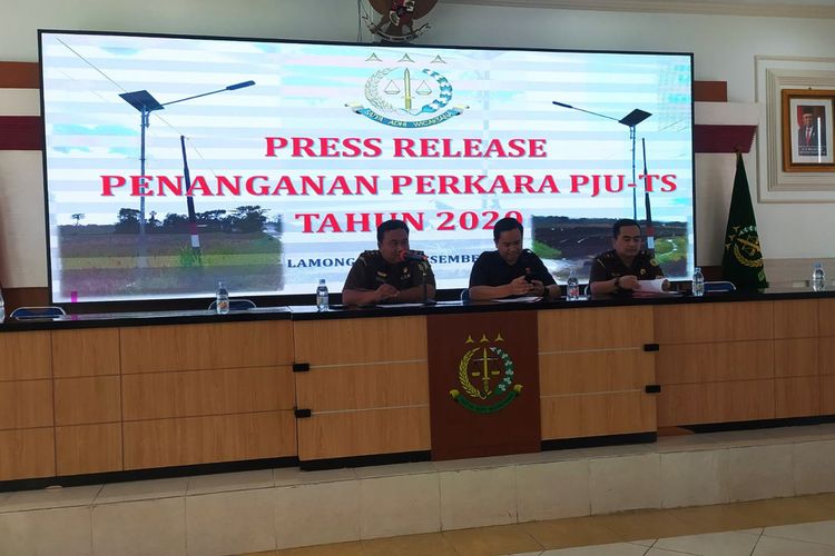Kejaksaan Negeri (Kejari) Lamongan saat memberi keterangan kepada awak media, terkait penetapan empat orang tersangka perkara korupsi proyek PJU tenaga surya di kantor Kejari Lamongan, Jawa Timur, Kamis (1/12/2022).
