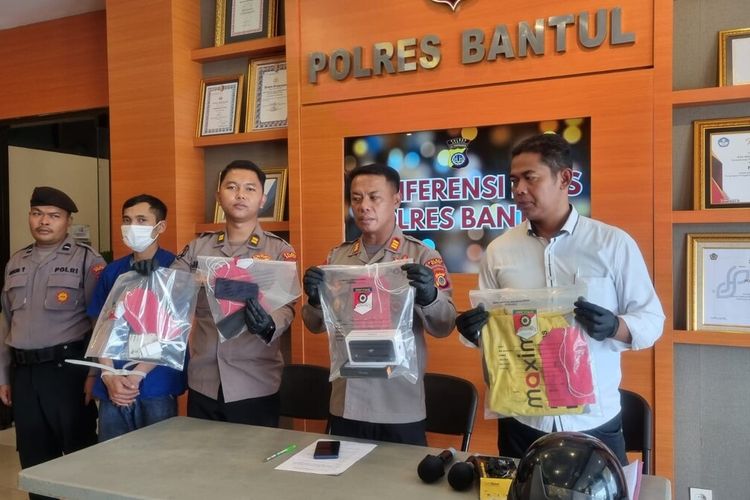 Polisi menunjukkan barang bukti oknum ojol yang melarikan iPhone pelanggannya di Mapolres Bantul