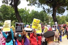 Demo di Depan Balai Kota, Puluhan Ibu Minta Pemprov DKI Verifikasi Data Warga Miskin