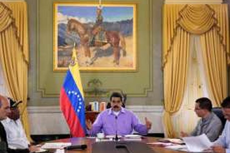 Presiden Venezuela Nicolas Maduro memimpin rapat kabinet di Istana Miraflores, Caracas.