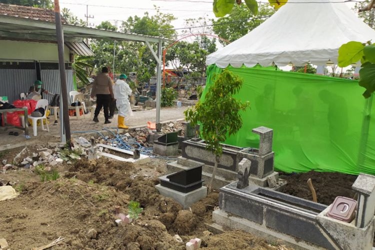 Pihak kepolisian dan tenaga medis saat membongkar sebuah makam di TPU Kelurahan Tumenggungan, Kecamatan/Kabupaten Lamongan, Kamis (21/10/2021).