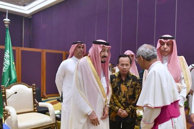 Raja Arab Saudi Salman bin Abdulazis al-Saud berbincang dengan salah satu tokoh agama Katolik di Hotel Raffles, Jakarta Selatan, Jumat (3/3/2017).