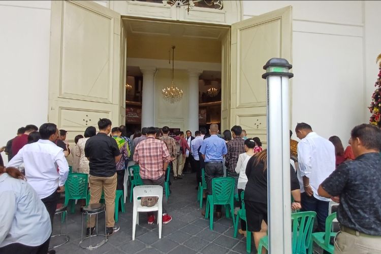Sejumlah jemaat GPIB Immanuel Jakarta memadati ruangan ibadah untuk mengikuti misa Hari Raya Natal, Senin (25/12/2023). 