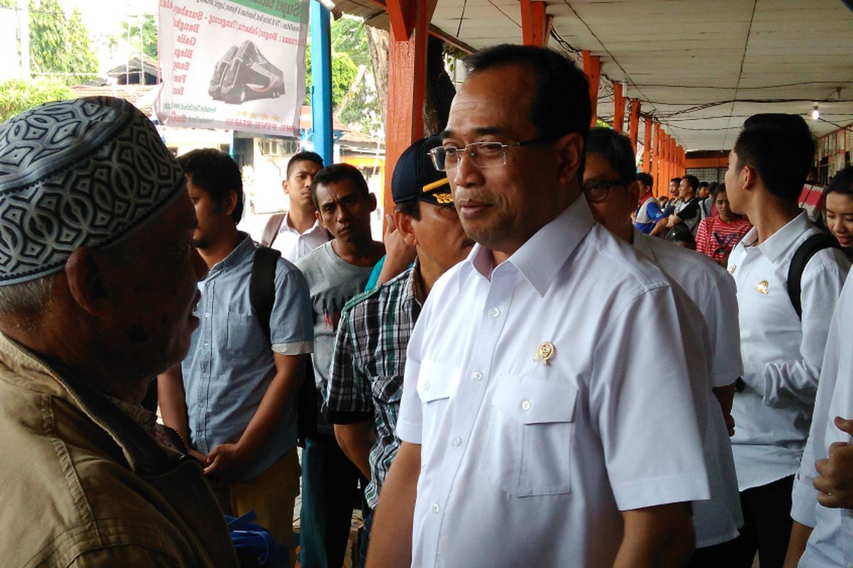 Menteri Perhubungan (Menhub) Budi Karya Sumadi melalukan sidak ke Terminal Kalideres guna memastikan kesiapan menghadapi arus mudik 2017, Sabtu (27/5/2017).