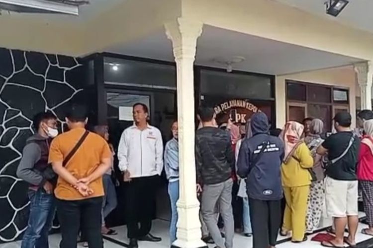 Foto-foto: Para korban investasi bodong lewat aplikasi pinjol sedang melapor ke Polsek Karangnunggal, Polresta Tasikmalaya, Jawa Barat sejak Selasa (8/11/2022) lalu.