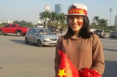 Senyum Manis Mahasiswi Pedagang Musiman di Stadion My Dinh 