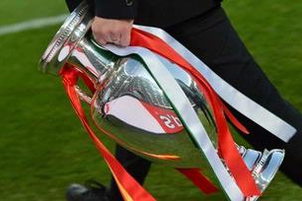 Seorang petugas menenteng trofi Henri Delaunay ke lapangan Stadion Olimpiade Kiev, Minggu atau Senin (2/7/2012) dini hari WIB. Trofi ini yang diperebutkan Spanyol dan Italia dalam partai final Piala Eropa 2012.