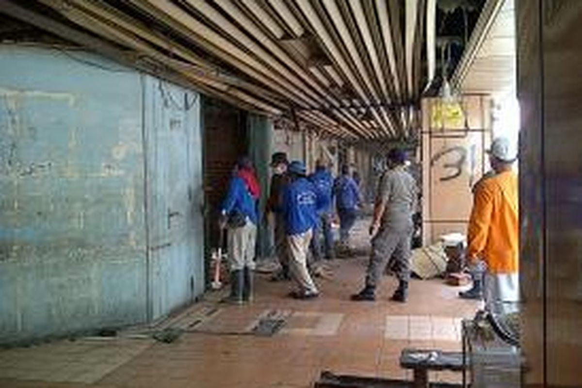 PT KAI melakukan penertiban pedagang yang berjualan di Stasiun Cikini, Jakarta, Kamis (22/8/2013). Petugas dari Polsuska dan PKD disiagakan untuk membantu pembongkaran kios-kios di Stasiun Cikini tersebut.