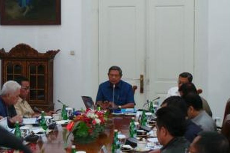Presiden Susilo Bambang Yudhoyono memimpin rapat kabinet terbatas di Istana Bogor, Senin (30/12/2013). 