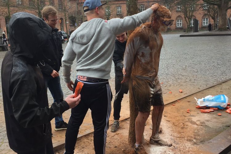 Tradisi melempar bubuk kayu manis atau bubuk lada terhadap orang yang berusia 25 tahun ke atas dan belum menikah masih dilakukan orang-orang Denmark.