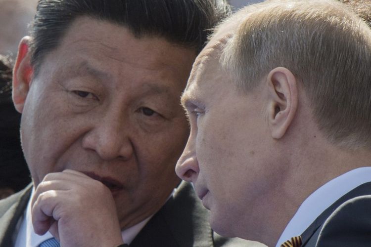 Presiden China Xi Jinping (kiri), dan Presiden Rusia Vladimir Putin. Diplomat senior China baru-baru ini mengatakan China bersedia atau siap membentuk tatanan internasional bersama dengan Rusia dalam arah yang lebih adil dan rasional.