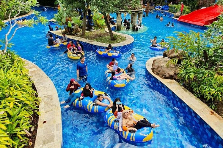 Pengunjung di Amanzi Waterpark.