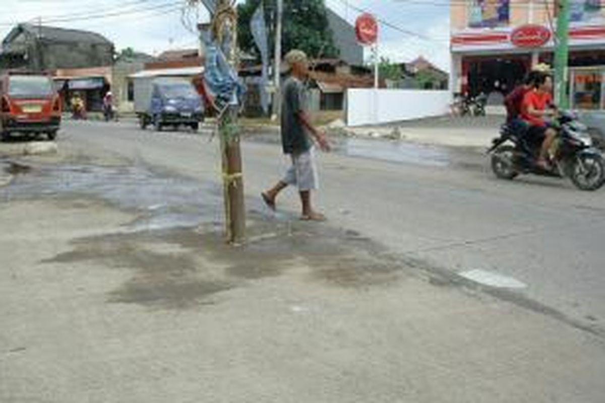 Tiang listrik yang berada di tengah-tengah jalan pertigaan Pasar Rebo Swatantra IV, Jatiasih, Bekasi