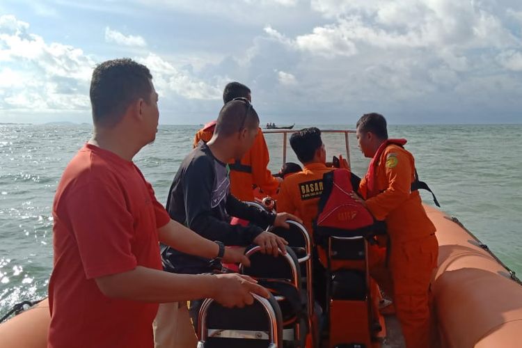 Satu buah kapal pompong nelayan pulau Karas, Batam, Kepulauan Riau mengalami musibah.  Kapal pompong ini diduga dihamtam ombak hingga membuat pompong tersangkut dan hanyut.