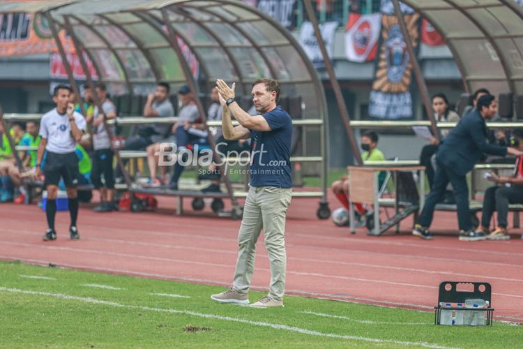 Pelatih Persija, Thomas Doll, bertepuk tangan saat mengawal timnya pada laga persahabatan pramusim kontra Sabah FC di Stadion Patriot Candrabhaga, Bekasi, Jawa Barat, Minggu (5/6/2022).