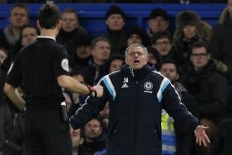 Salah satu ekspresi pelatih Chelsea Jose Mourinho di hadapan wasit Mark Clattenburg, pada pertandingan Premier League, antara timnya dan Manchester City, di Stamford Bridge, London, Sabtu (31/1/2015), yang berakhir 1-1.