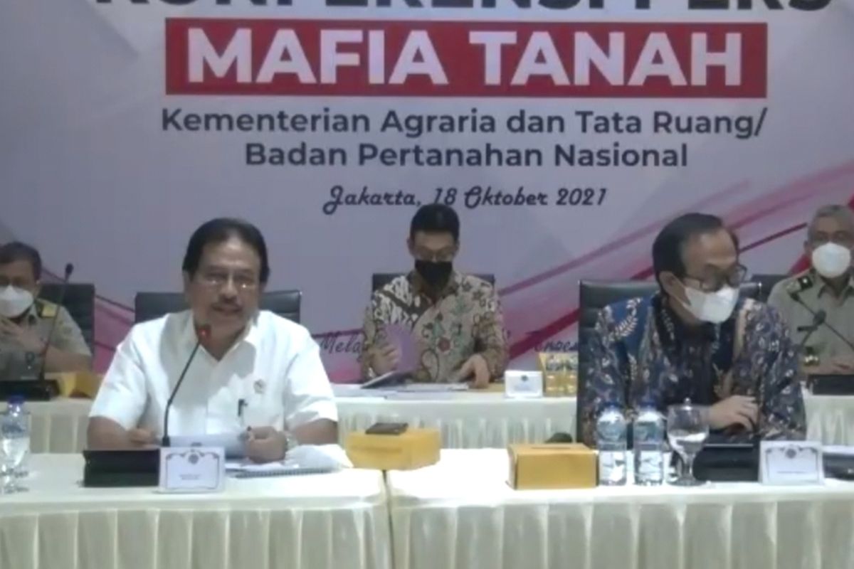 Menteri ATR/BPN Sofyan Djalil saat konferensi pers virtual mengenai Mafia Tanah, Senin (18/10/2021).