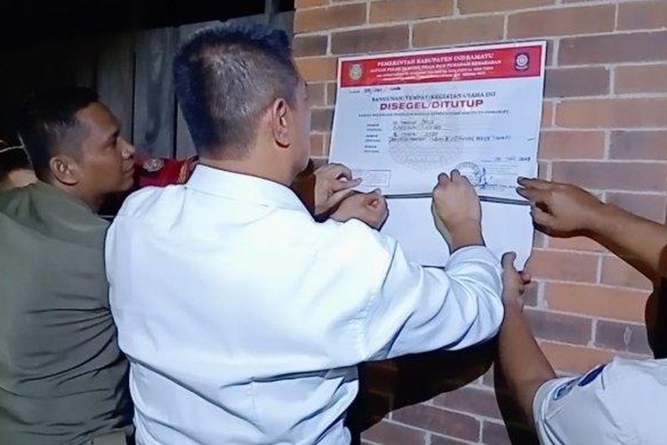 Satpol PP Indramayu saat melakukan penyegelan usaha penggergajian kayu milik Al Zaytun di Desa Eretan Kulon, Kecamatan Kandanghaur, Kabupaten Indramayu, Kamis (20/7/2023). 
