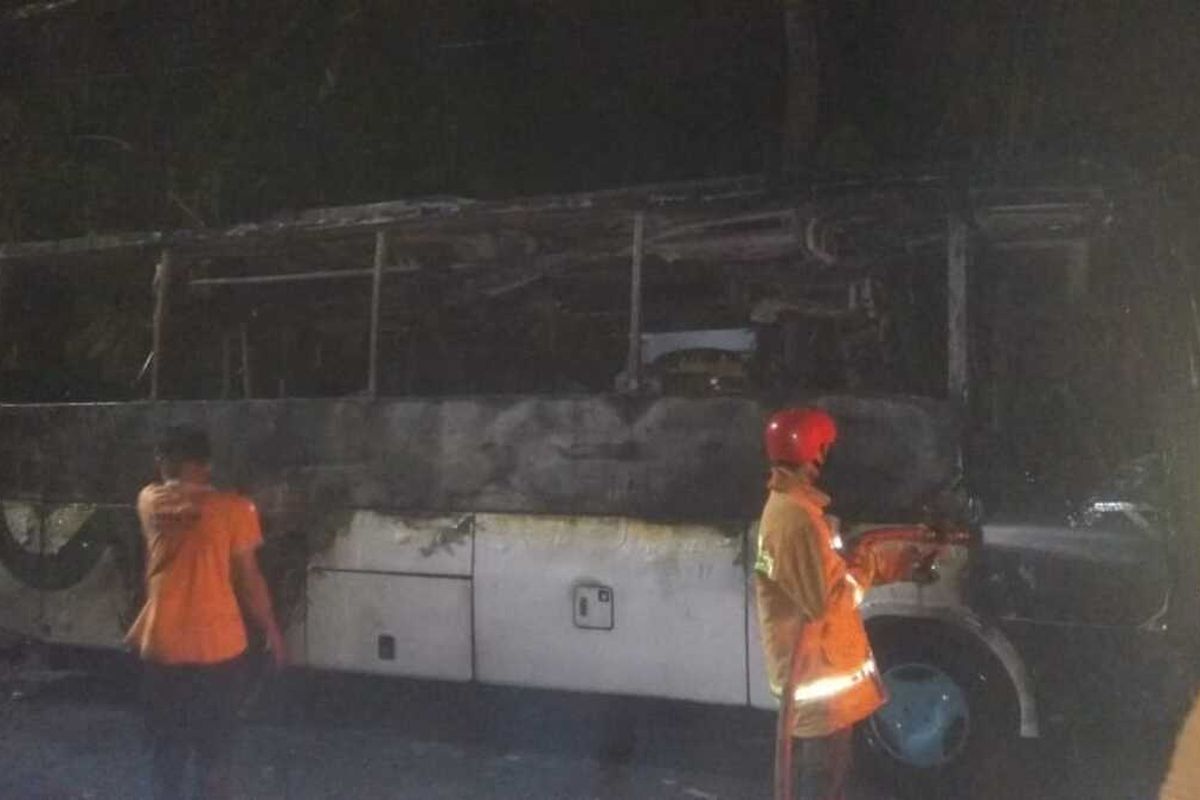 Petugas Damkar memadamkan api yang membakar bus di Desa/ Kecamatan Binangun, Kabupaten Cilacap, Jawa Tengah, Kamis (15/10/2020) malam.