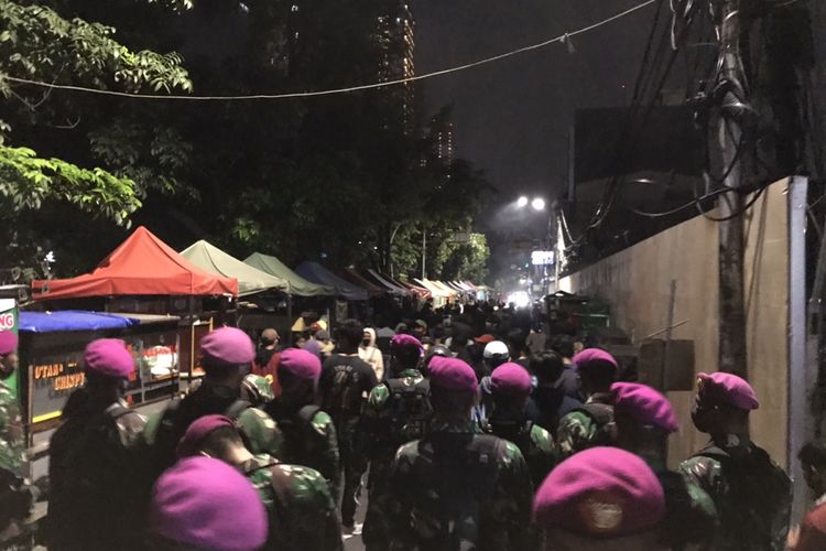 Sejumlah massa yang mencoba masuk ke kawasan Bundaran Hotel Indonesia dari arah Thamrin City dihalau anggota Marinir tepat di samping Plaza Indonesia, Jakarta pada Selasa (13/10/2020) pukul 21.15 WIB.