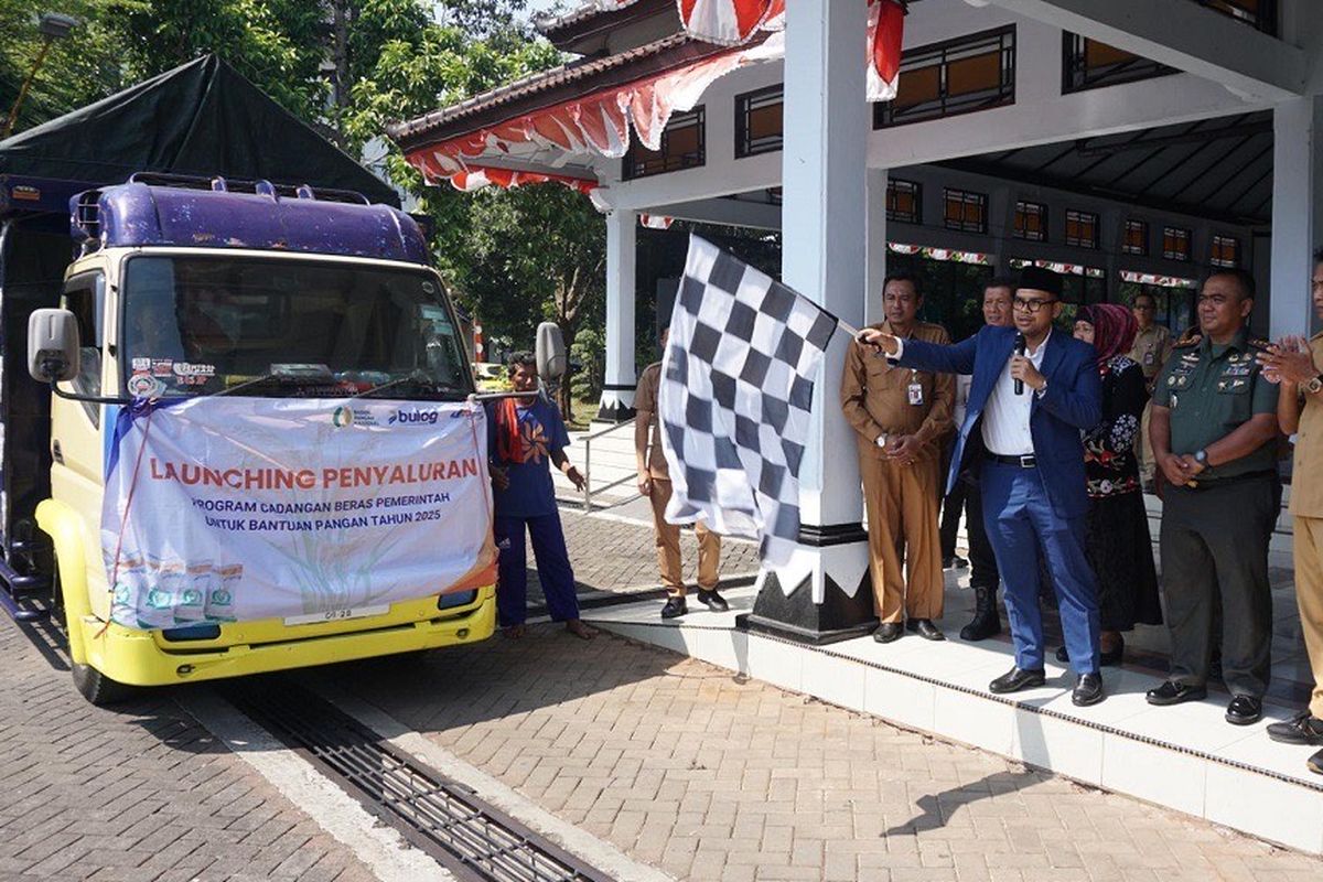 Pemerintah Kabupaten (Pemkab) Batang secara simbolis menyalurkan bantuan pangan beras untuk alokasi Juni dan Juli 2025 kepada 59.671 Keluarga Penerima Manfaat (KPM) di Pendapa Kabupaten Batang, Jawa Tengah (Jateng), Senin (21/7/2025).